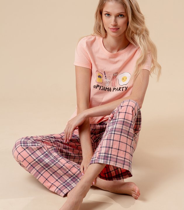 Пижама с принтом на груди и брюками в клетку