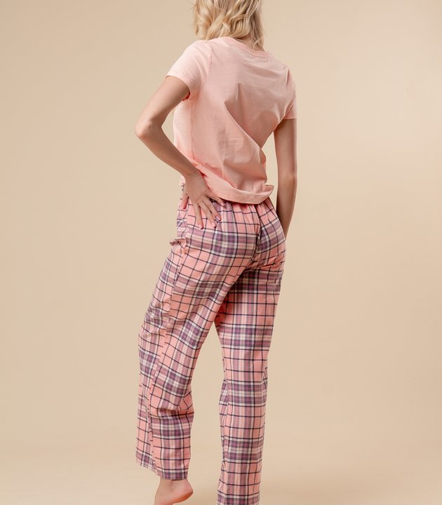 Пижама с принтом на груди и брюками в клетку